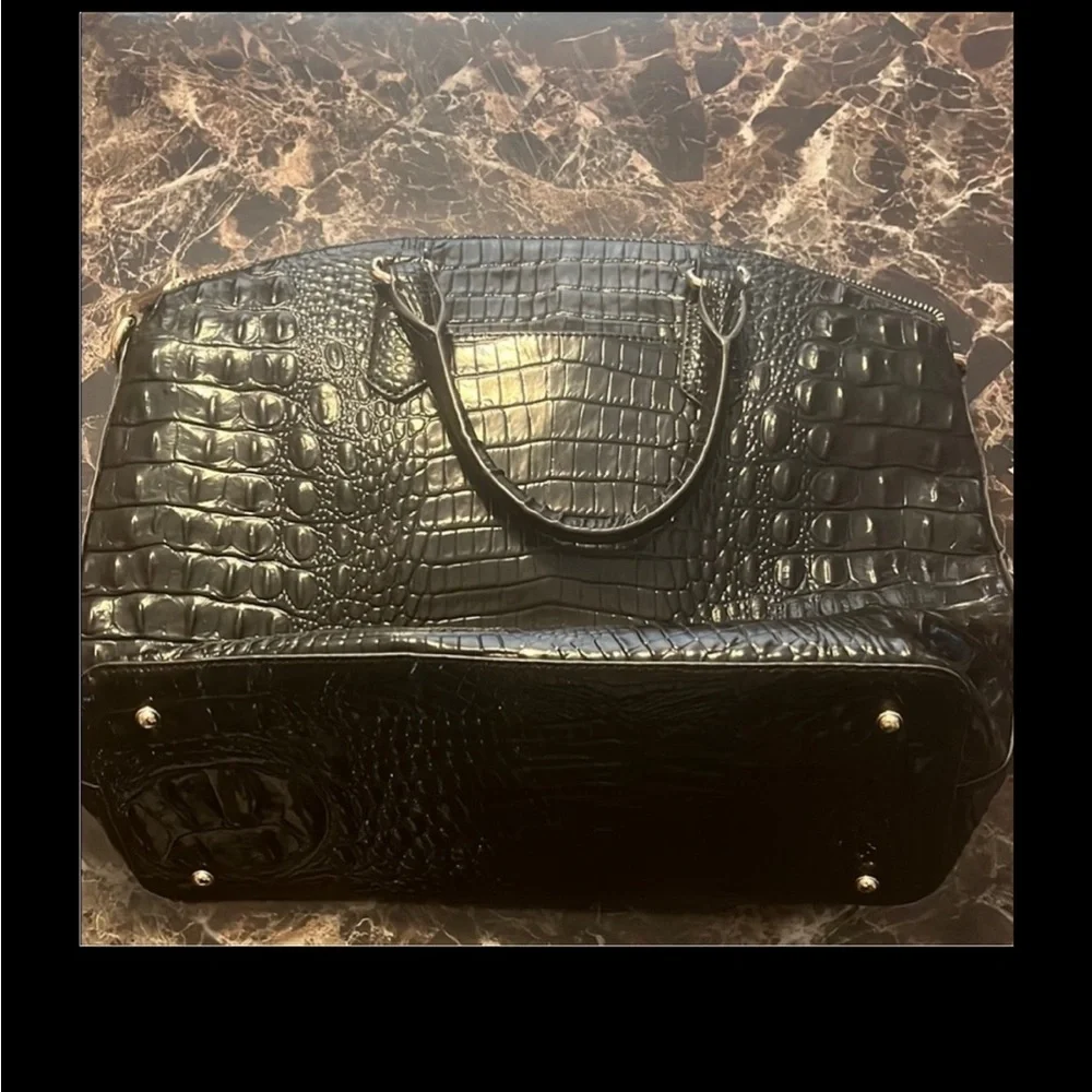 Brahmin “Duxbury” tote 

DIMENSIONS
12.8" W X 9.75" H X 5" D - Picture 3 of 4